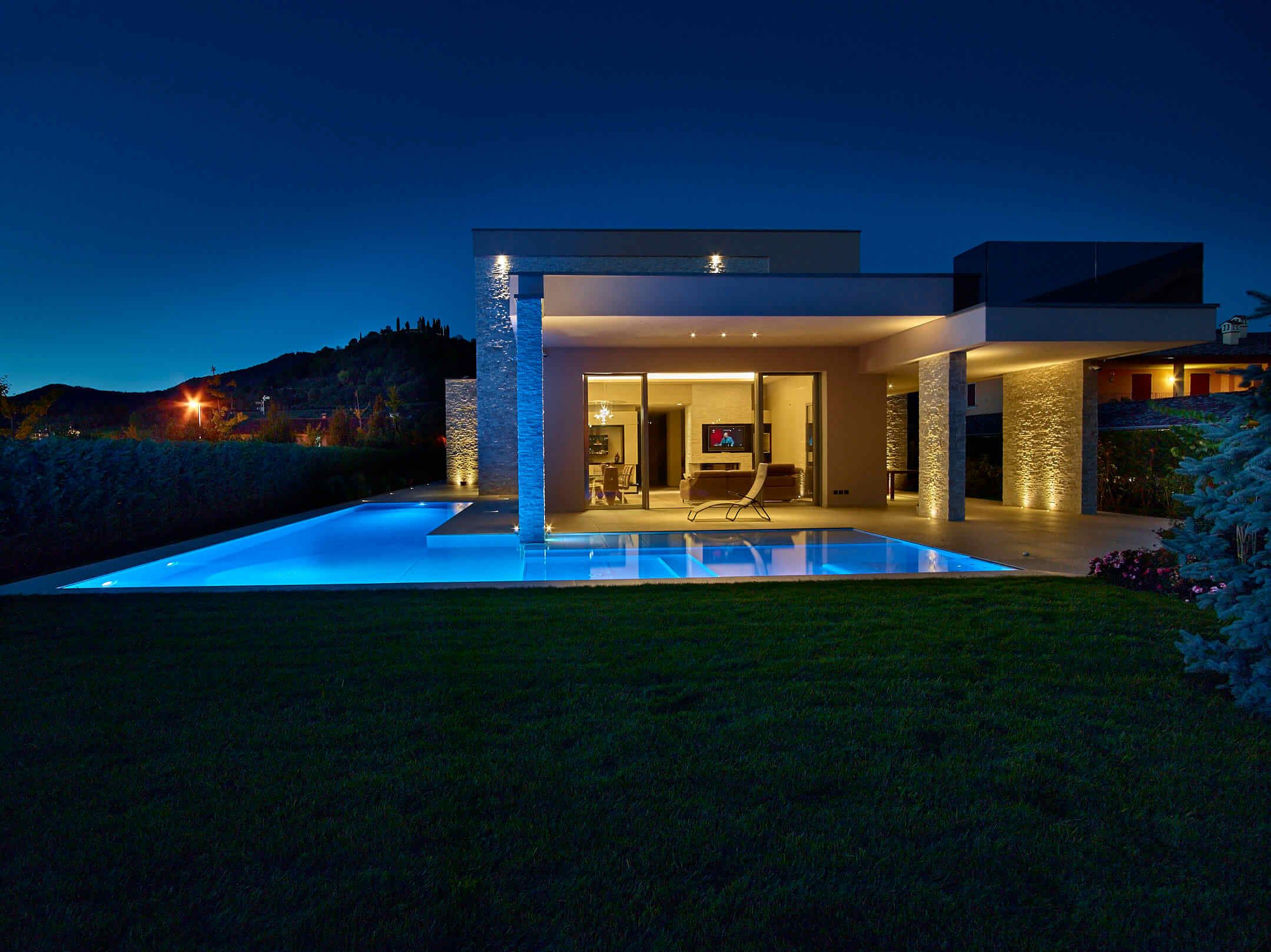 Esterno di villa con piscina di notte