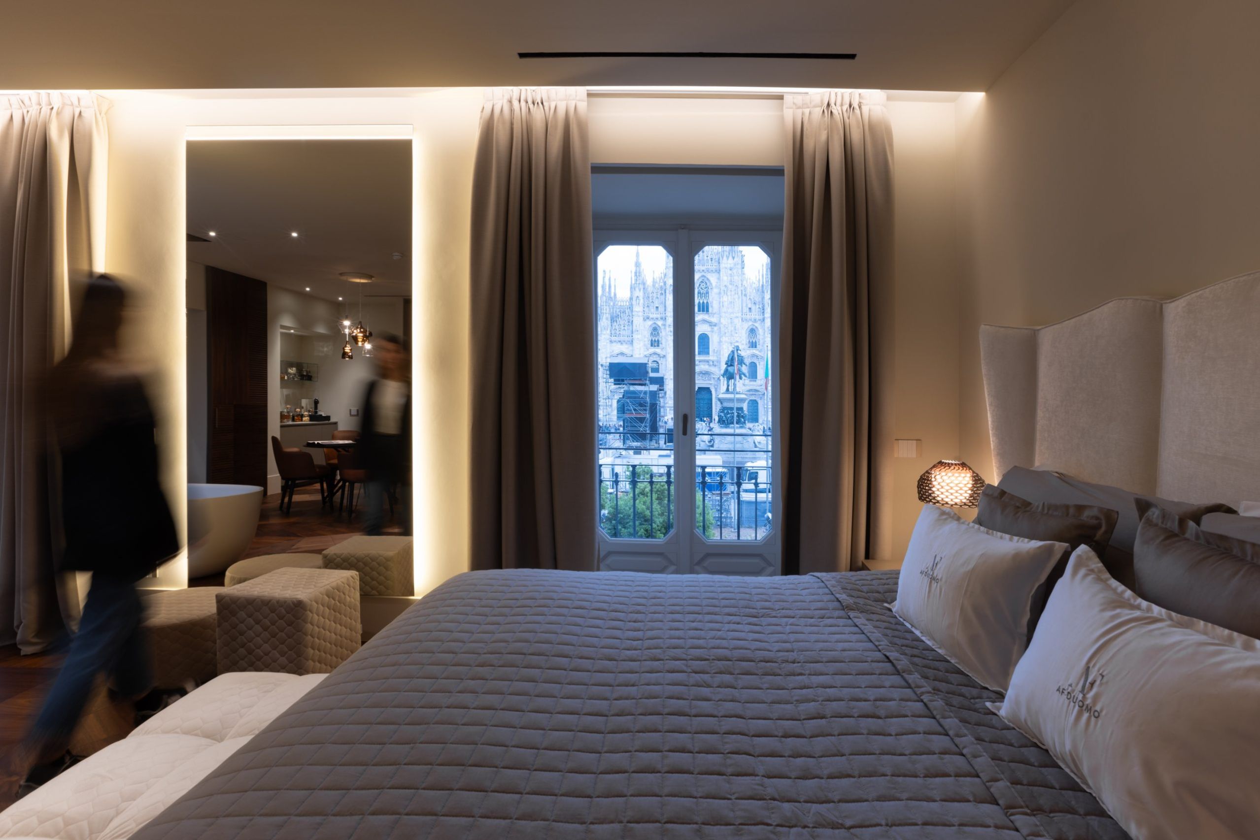 Camera da letto in una suite di lusso a Milano